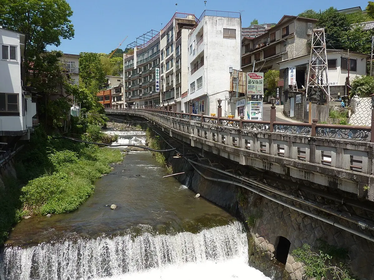 これは神奈川県足柄下郡湯河原町の街の風景写真