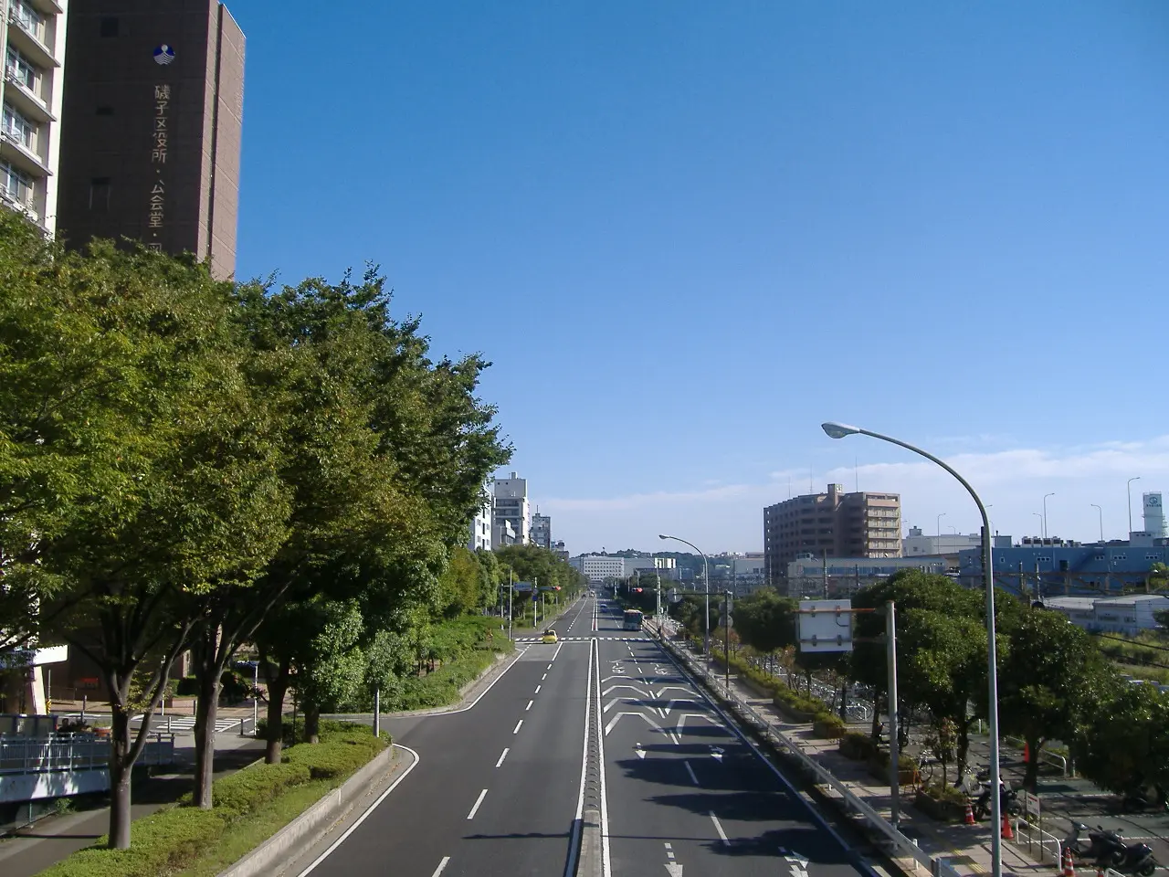 これは神奈川県横浜市磯子区の街の風景写真