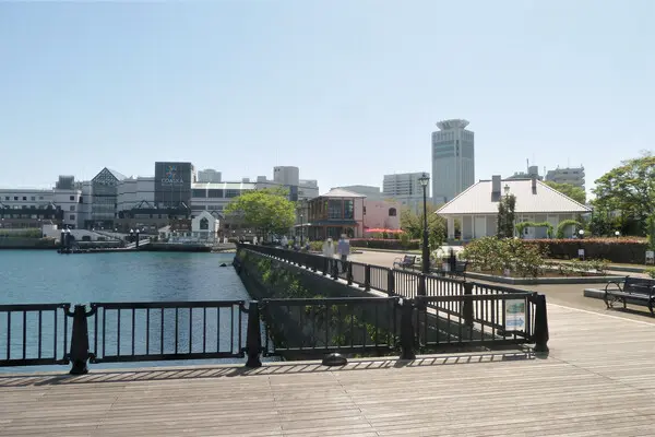 これは神奈川県横須賀市の街の風景写真