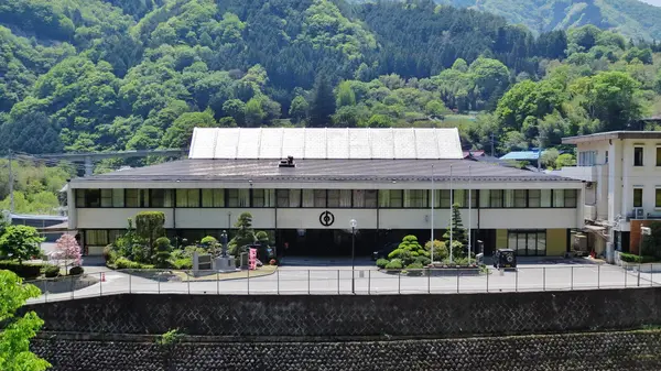 これは群馬県多野郡上野村の街の風景写真