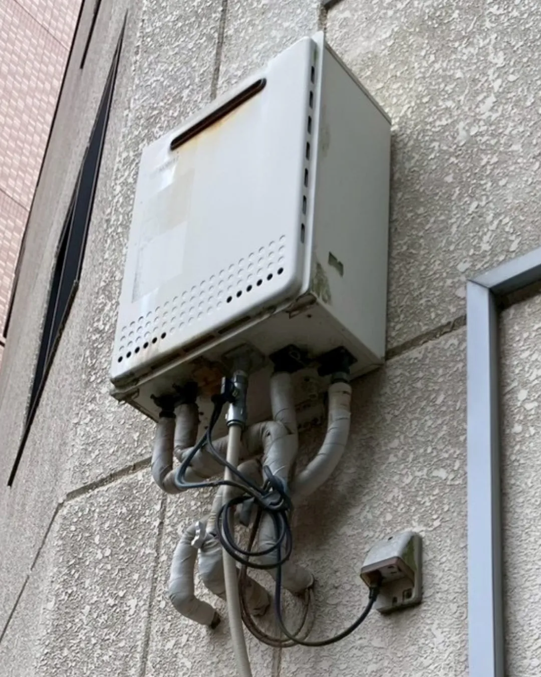 東京都稲城市のお客様の給湯器：交換前の機種：型番不明・24号・LPガス用給湯器